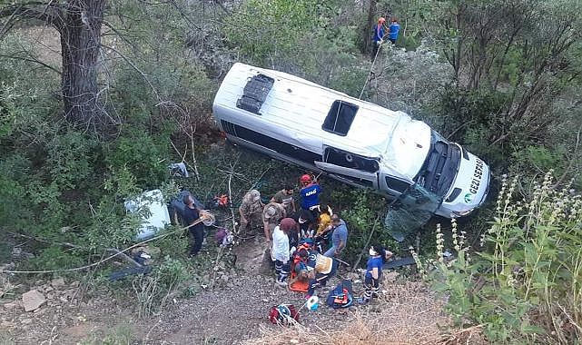 Tur minibüsü uçuruma yuvarlandı!
