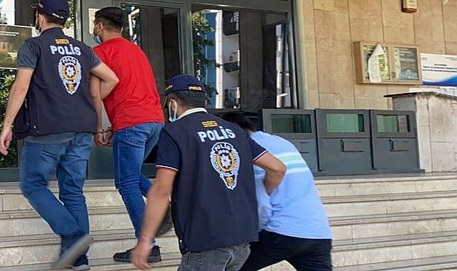 2 firari kıskıvrak!
