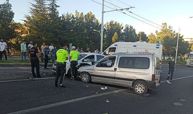 Araçlar birbirine girdi!