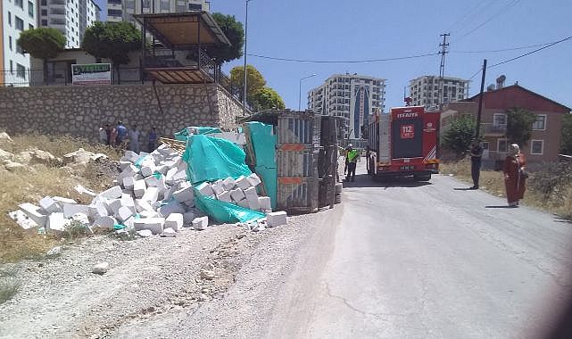 Beton yüklü kamyon devrildi!