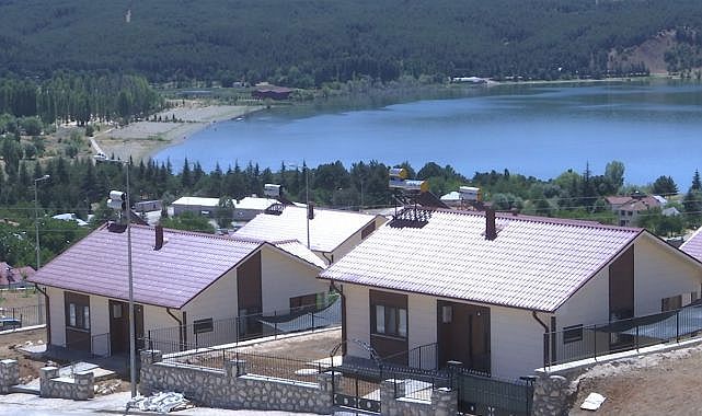 Depremzedeler göl manzaralı konutlarına yerleşti