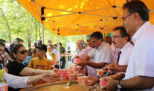 İnönü Üniversitesi’nden aşure ikramı