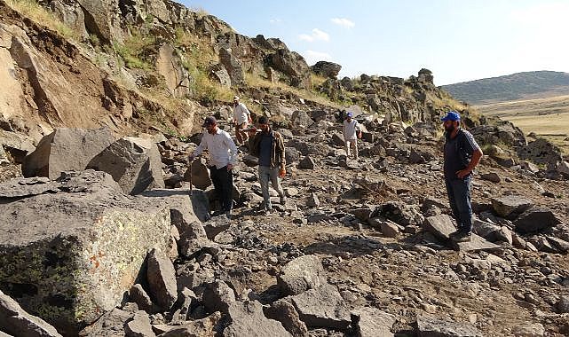 Kavurucu sıcakta ekmeklerini taştan çıkarıyorlar