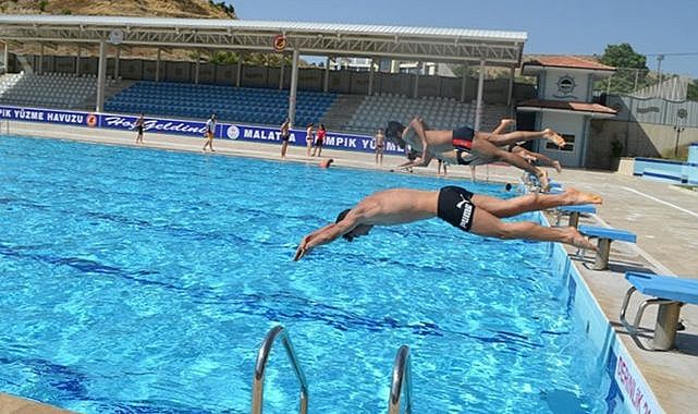 Sıcaktan bunalanlar havuzda serinliyor