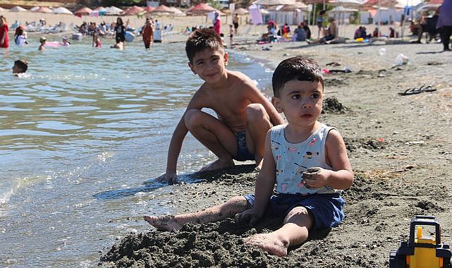 Sıcaktan bunalanlar plajlara akın etti!