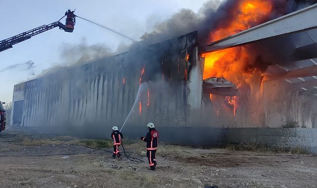 Koca fabrika bir kıvılcımla cayır cayır yandı!