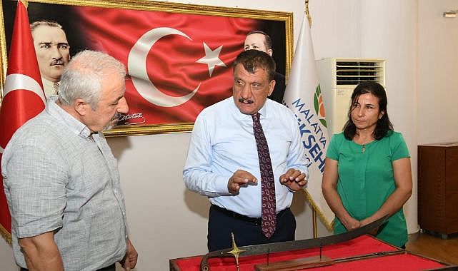 Başkan Gürkan’a özel kılıç!