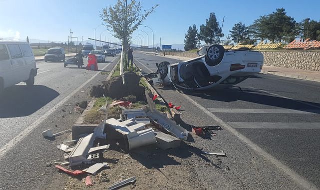 Çarpmanın etkisiyle aydınlatma direğini yerinden söktü!
