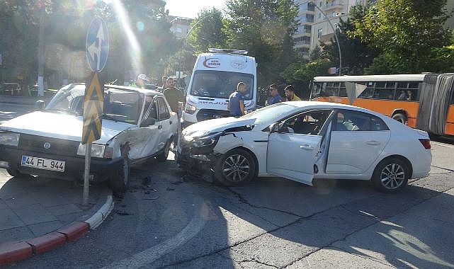İki otomobil kavşakta çarpıştı!