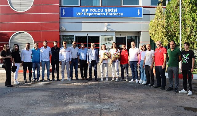 Malatyalı yüzücülere çiçekli karşılama!..