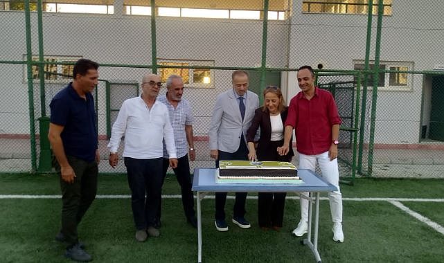 Pasta kesip centilmence bir sezon dilediler