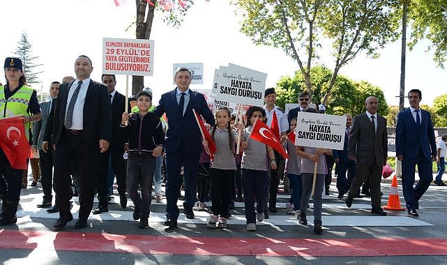 Yaya geçidinde “hayata saygı duruşu”