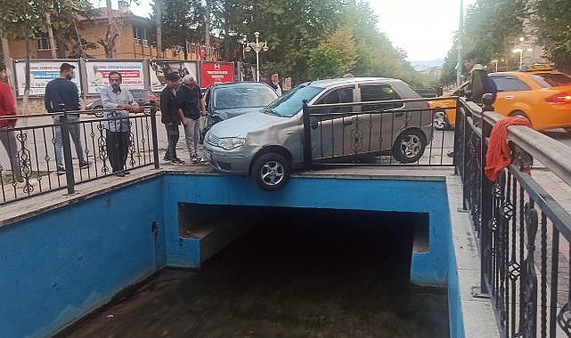 Çarpışan araçlar savruldu: 5 çocuk yaralı