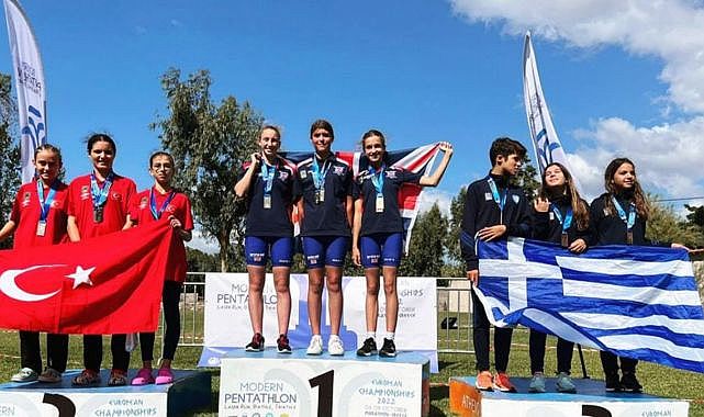 Malatyalı sporcular Türk bayrağını dalgalandırdılar