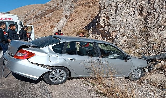 Otomobil yoldan çıktı: 2 yaralı