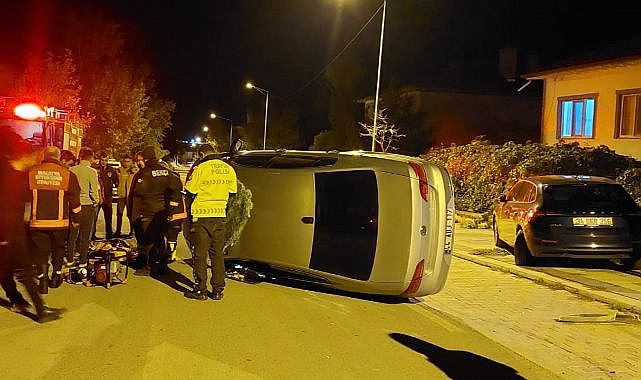 Park halindeki araca çarptıktan sonra yan yattı