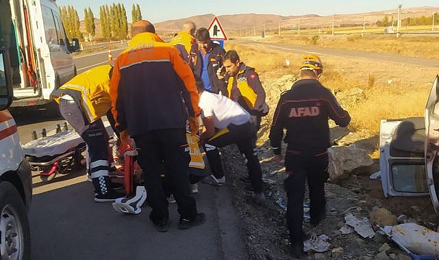 Sivas-Malatya yolunda hafif ticari araç takla attı
