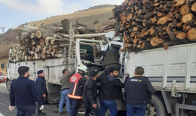 Freni patlayan kamyon önündeki araca çarptı!