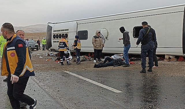 Göçmenleri taşıyan otobüs devrildi! Ölüler var