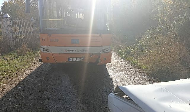 Halk otobüsü ile otomobil çarpıştı!