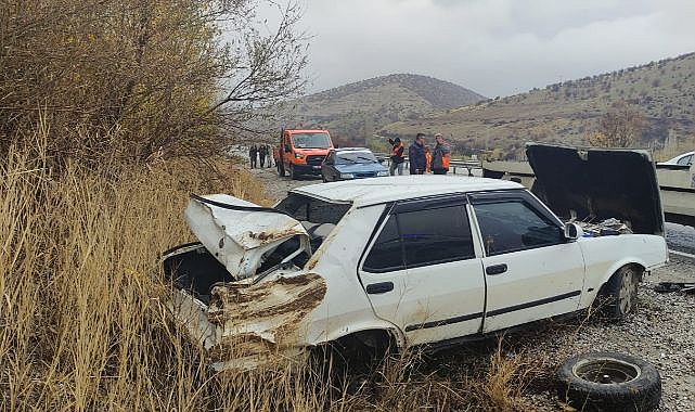 Otomobil yol kenarına savruldu