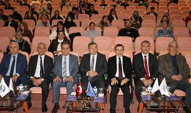 Üniversiteliler firmaların temsilcileriyle buluştu