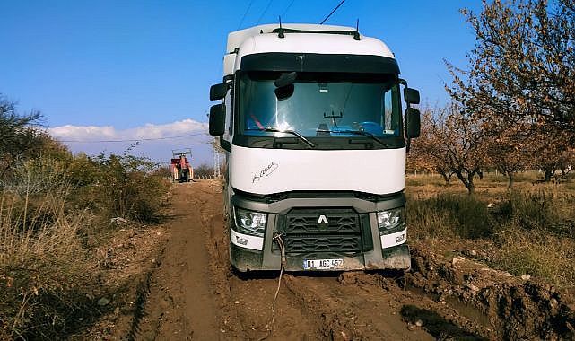 Çamurdan kurtarmaya giderken çamura battı!