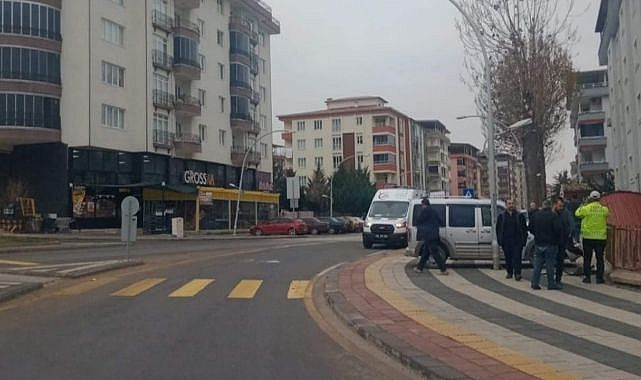 Feci kaza!... Duvardan kopan parça üzerine düştü