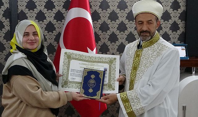 Kelime-i Şehadet getirerek Müslüman oldu