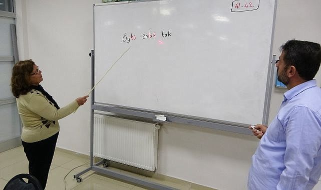 Kızına yardımcı olmak için okullu oldu