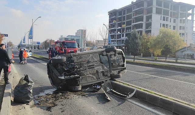 Refüje çarpan otomobil yan yattı!