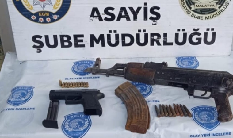 Şüpheli araçtan kalaşnikof çıktı!