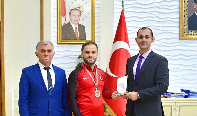Türkiye Şampiyonu güreşçiye hediye