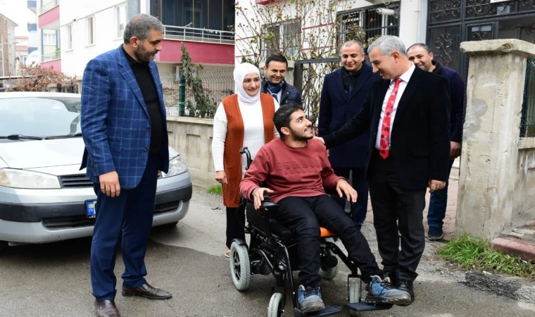 Başkan Çınar'ın engelli gence sürprizi!
