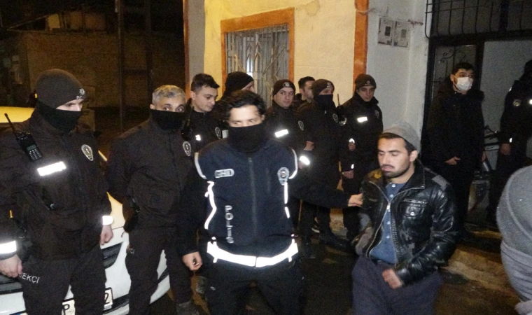 Kaçak göçmen evine polis baskını!
