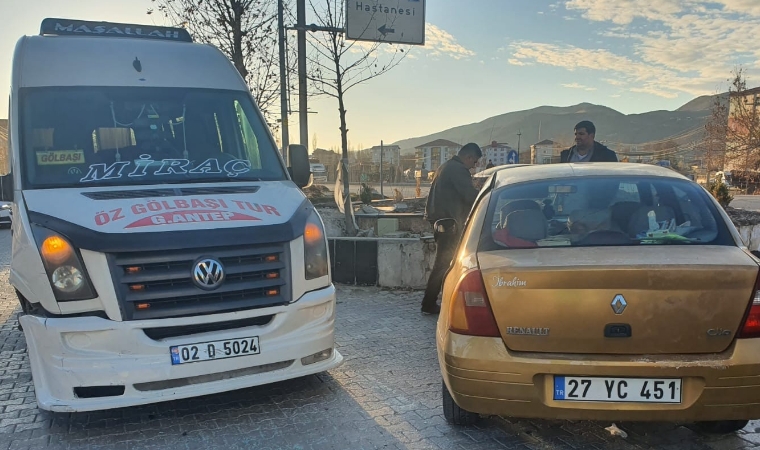 Otomobil ile minibüs çarpıştı