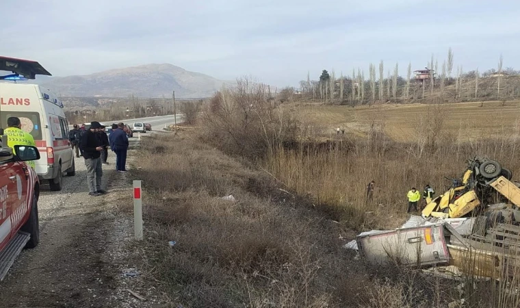 Tır, yoldan çıkarak takla attı