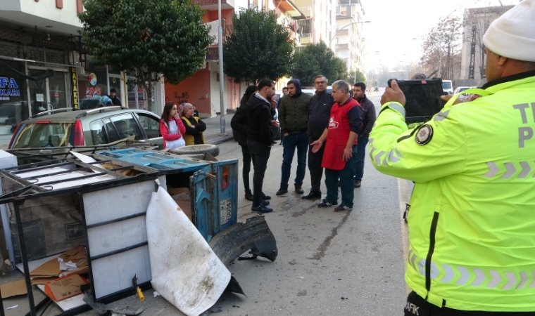 Zincirleme kazada sürücüleri sakinleştirmek polise düştü