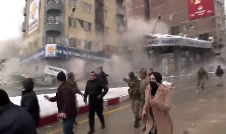 Ak Parti binası, canlı yayında yıkıldı