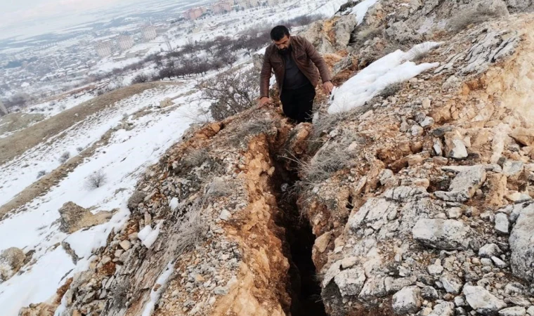 Deprem dağı ikiye böldü!