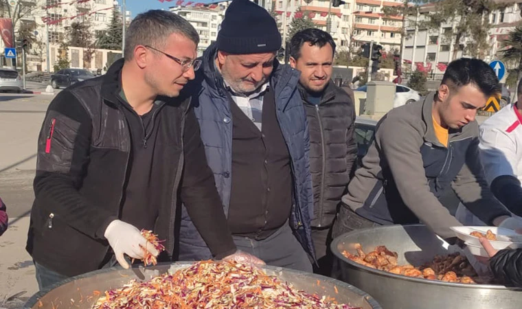 Gelecek Partisi'nden depremzedelere sıcak yemek!