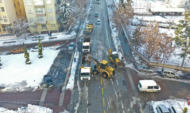 Kar çalışması yapanlara tatlı ikram etti