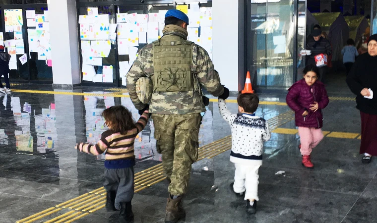 Mehmetçiğin dikkati çocukları kurtardı!
