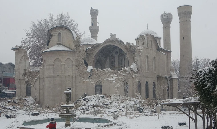 Tarihi cami, depremde yıkıldı