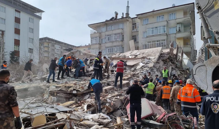Asrın felaketinin vurduğu Malatya’da enkaz kaldırma faaliyeti sürüyor