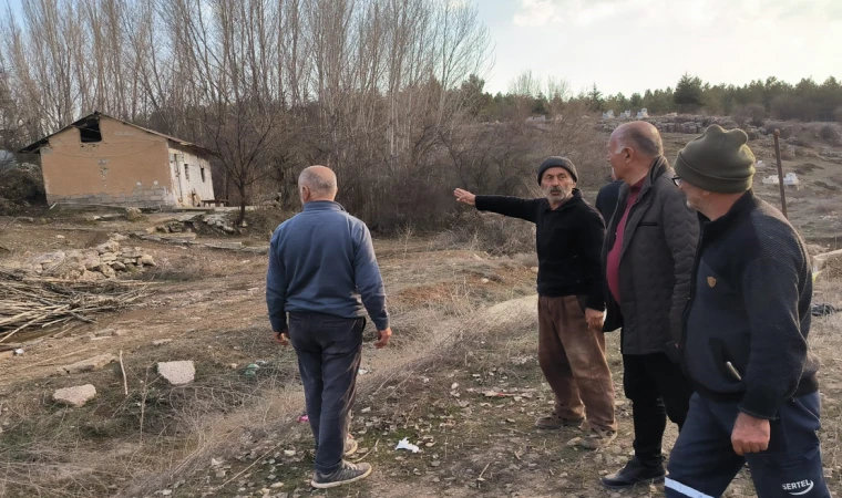 Ciddi tehlike: Koca tepe ve arazi dereye doğru yürüyor!