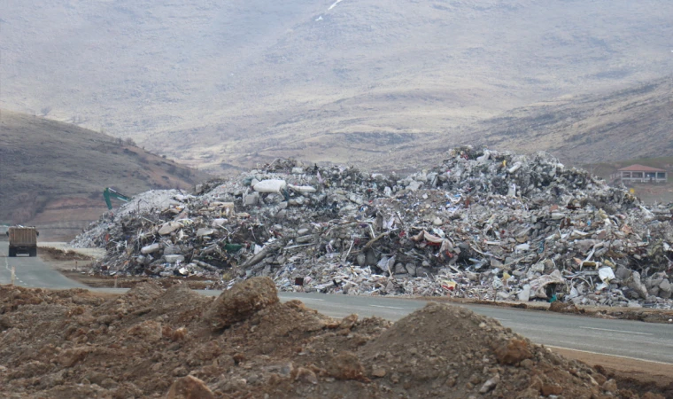 Deprem bölgesindeki molozlar ne olacak? İşin uzmanı açıkladı...