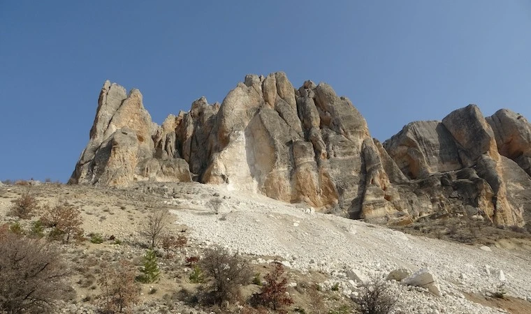 Deprem, Malatya’da dağları yerinde oynattı