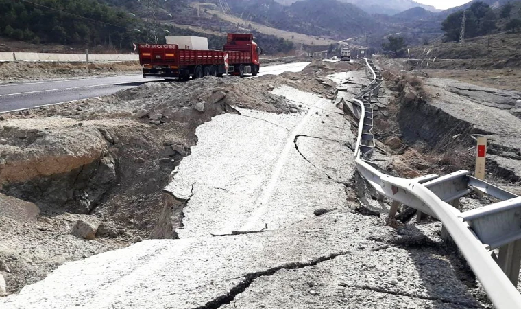 Deprem sonrası korku filmlerini aratmayan görüntüler! Devasa yarıklar oluştu