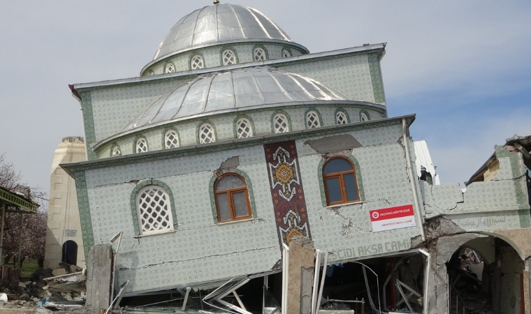 Depremin vurduğu cami yan yattı!